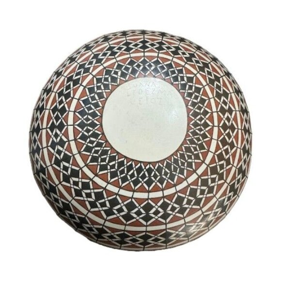 Handcrafted Acoma Pueblo Pottery Vase By Juana Ledezma Veloz Mata Ortiz pottery - Picture 9 of 9